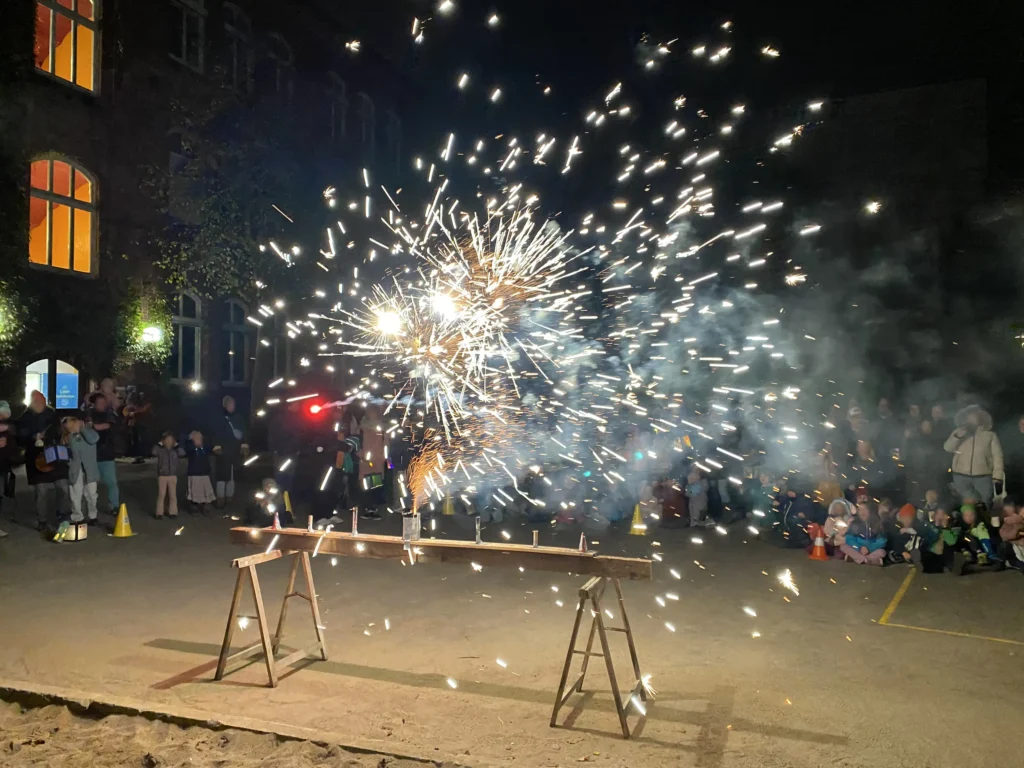 Feuerwerk wir gezündet beim Lichterfest an der Grundschule an der Lessingstrasse Bremen