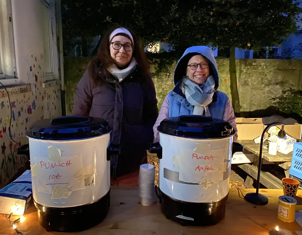 Zwei Helferinnen beim Glühweinstand des Fördervereins beim Lichterfest der Grundschule an der Lessingstrasse Bremen